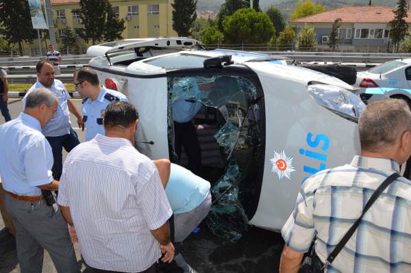 Polis aracı takla attı 2 yaralı Gündem Haberleri