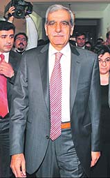 DTP kapatıldı, iki vekile yasak geldi