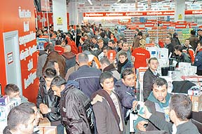 Media Markt’da indirim izdihamı