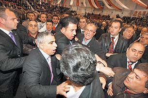 İl kongresinde de kavga çıktı