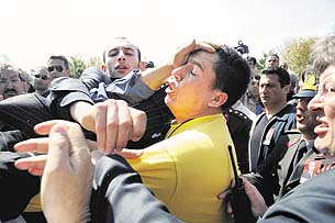 Bakan Yıldız’a yumruklu saldırı