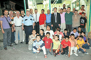 Roman çocuklar için kapı kapı dolaştılar