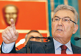 CHP’de kılıç çekildi parti ikiye bölündü