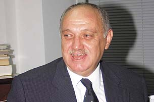 O, daha meşe oynuyordu