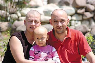 Hasta kızları için saçlarını kazıttılar