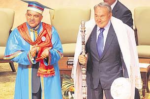 Gül’e Kazakistan’da fahri profesörlük