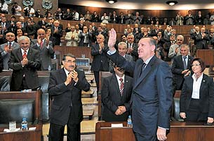 Manşetlerle gelen manşetlerle gider