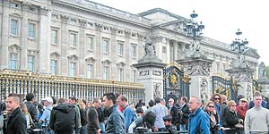 Herkes Buchingham Palace seremonisini bekliyor
