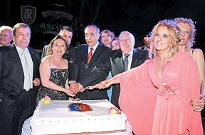 Neco, şarkılarını mezunlar için söyledi