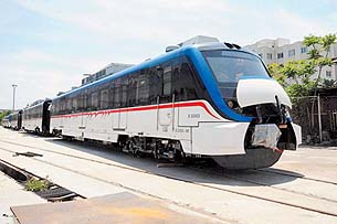 Aliağa-Menderes hattının iki treni İzmir’e geldi