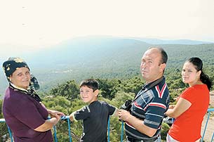 Orman sevdası için kulede yaşıyorlar