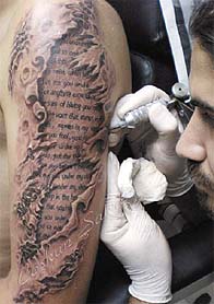 Sevgili isminden dövme yaptırmak riskli