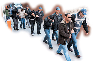 Uyuşturucu satan 16 kişi tutuklandı