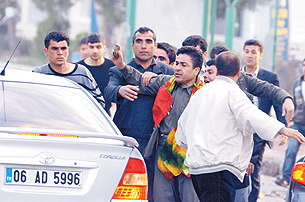 BDP milletvekillerinden polise taş, başkomisere tokat