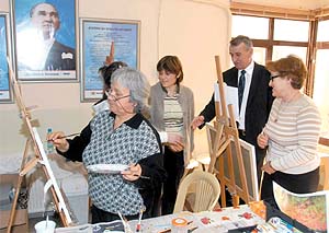 Hayatlarına resimle mutluluk taşıdılar