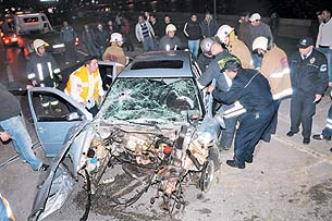 Palmiyeyi deviren araçta 2’si polis 4 kişi yaralandı