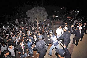 Katili linçten polis kurtardı