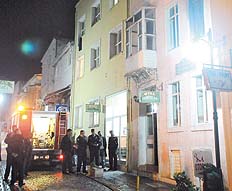 Unutulan sigara ahşap oteli yaktı