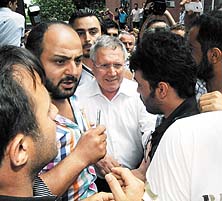 BELLİ ETMEDEN YARDIM ETSİNLER