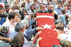 Şehitler, gözyaşlarıyla son yolculuğuna uğurlandı