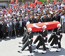 Şehitler, gözyaşlarıyla son yolculuğuna uğurlandı