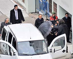 Biri mezara, diğeri cezaevine gitti