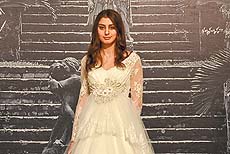 Miss Defne, gelinlik fuarın gözdesi oldu