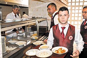 Adliyenin yemek ve çay servisi mahkumlardan