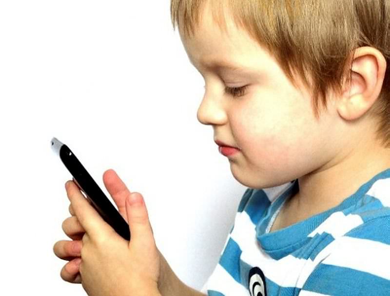 Можно ли ребенку айфон. Ребенок с айфоном. Малыш с айфоном. Ребенок просит айфон. Parents Kids smartphone.