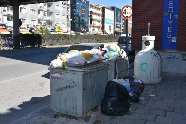 Çiğli’de utandıran manzara! Çöp dağları ilçeyi sardı