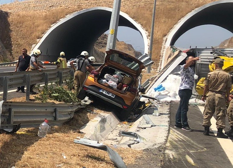İzmir’de korkunç kaza! Lastiği patlayan tır ortalığı savaş alanına çevirdi: 1 ölü 5 yaralı