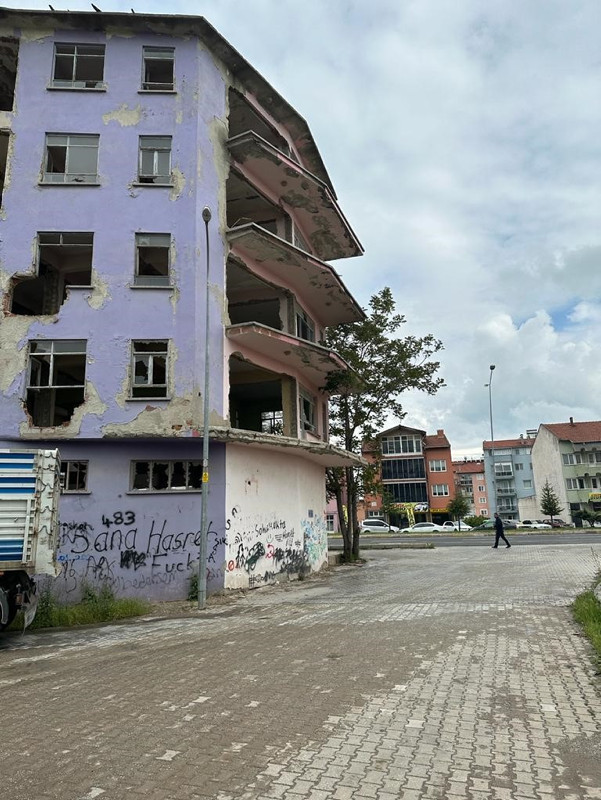 Haber programlarına konu olmuştu! Uşak’ın meşhur perili evi yerle bir oldu