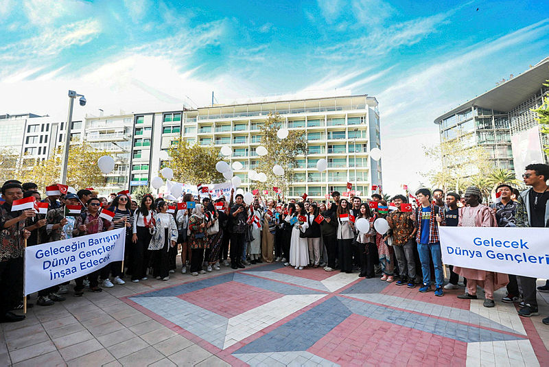 İzmir’deki yabancı öğrenciler İsrail’i kınadı, Filistinliler için beyaz balonlar bıraktı