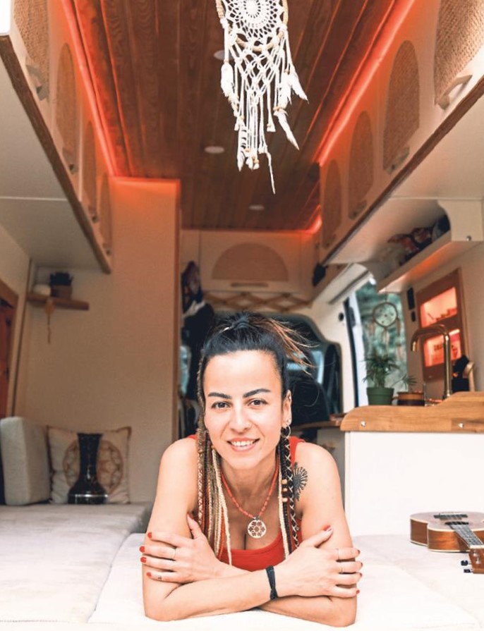 Sırtında eviyle güneşin peşinde