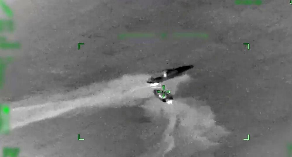 Bu kadarına da pes! İnsan kaçakçısı lastik botu Sahil Güvenlik botunun üzerine sürdü