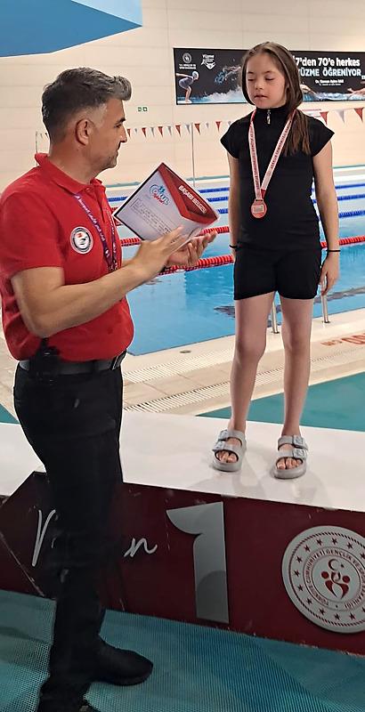 Manisa’nın gururu 12 yaşındaki Büşra! 8 ayda yüzmeyi öğrendi şampiyon oldu