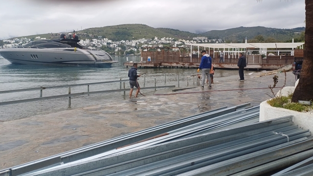 Bodrum’da deniz cephesine ahşap platform ve iskele yapan işletmeye milyonluk ceza