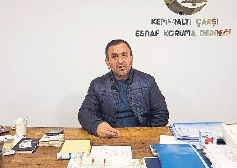 Kemeraltı çalkalanıyor, Semih tatil yapıyor