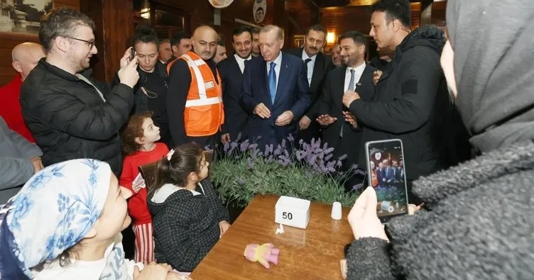 Başkan Erdoğan’dan geceyi dışarda geçirenlere sürpriz ziyaret