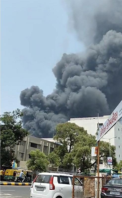 Son dakika: Hindistan’da 244 yolcunun bulunduğu uçak düştü