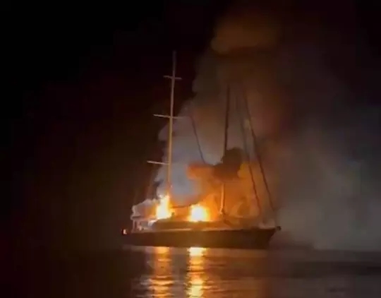 Muğla’da marinada yangın! Gulet tekne battı