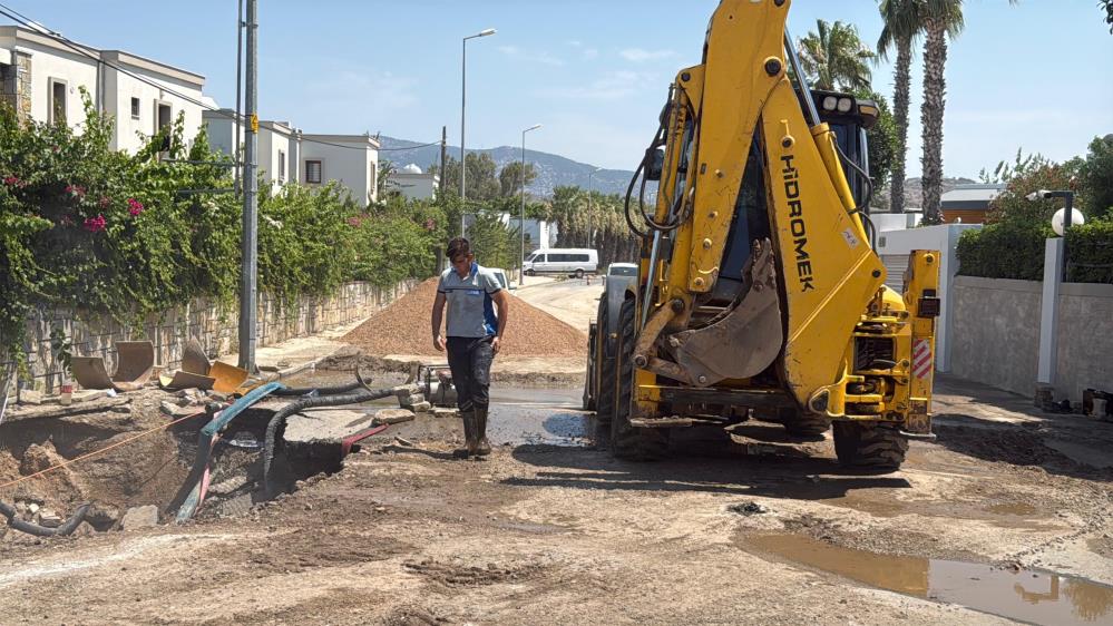 Bodrum’da su isale hattı patladı! Asfalt çöktü