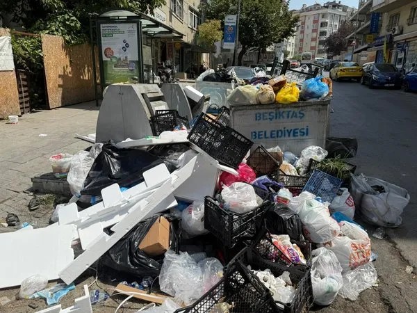 Aylardır maaş alamıyorlar! Beşiktaş Belediyesi işçileri iş bıraktı: İlçede çöp dağları oluştu