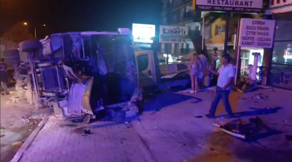 Kuşadası’nda turistleri taşıyan tur midibüsü devrildi