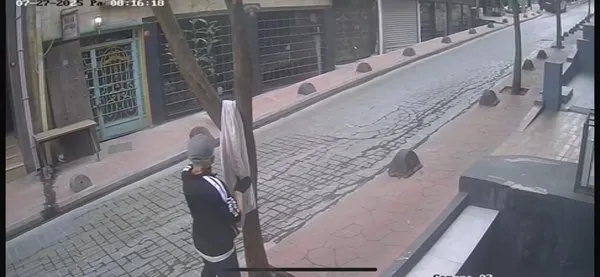 Antikacıya silahla saldırdılar: Hamamda yakalandılar!