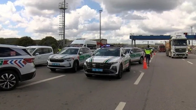 İstanbul ’da TIR’ın çarptığı jandarma aracı kanala düştü: Çok sayıda yaralı var