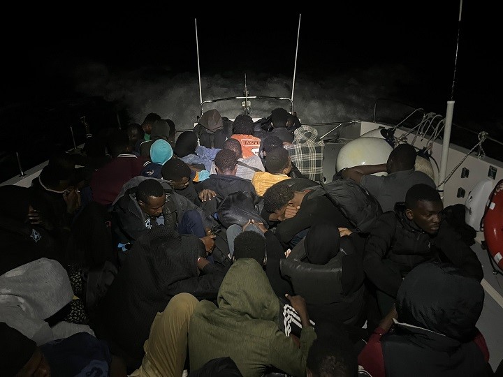 İzmir sularında göçmen hareketliliği: 137 göçmen karaya çıkartıldı