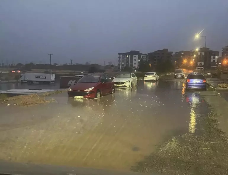 Manisa Turgutlu’da sağanak; cadde ve sokaklar göle döndü
