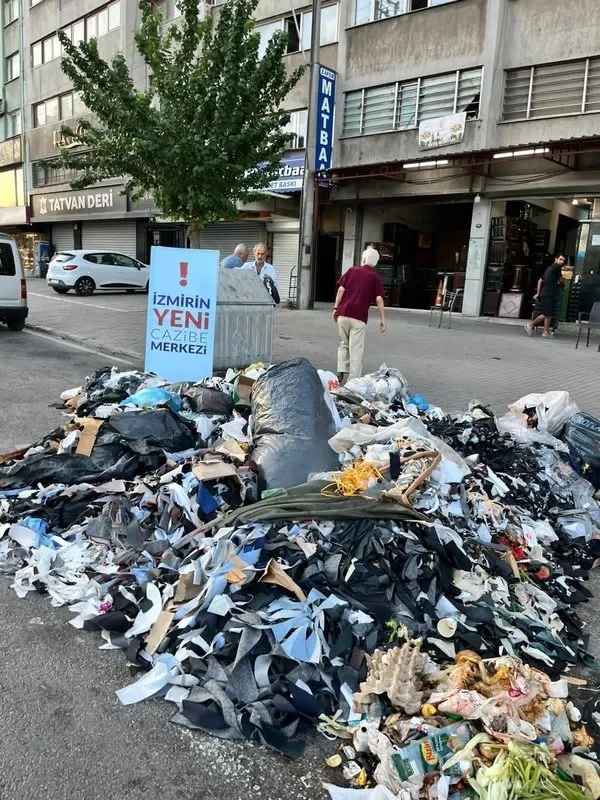 AK Parti’den İzmir’de pankartlı gönderme! Seçimde oyunuzu çöpe atmayın!