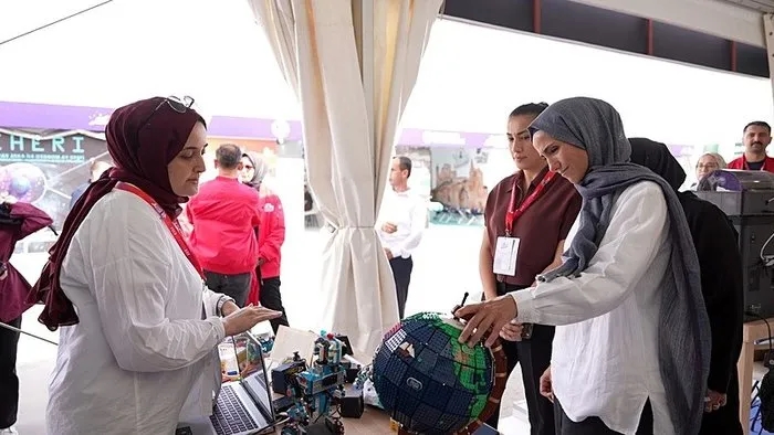 Sümeyye Erdoğan Bayraktar, Engelliler Sarayı standını ziyaret etti